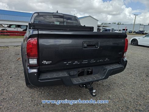 Used 2019 Toyota Tacoma TRD Off-Road w/ Technology Package image 9