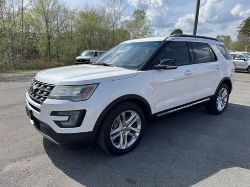 Used 2016 Ford Explorer XLT w/ Equipment Group 202A image 9