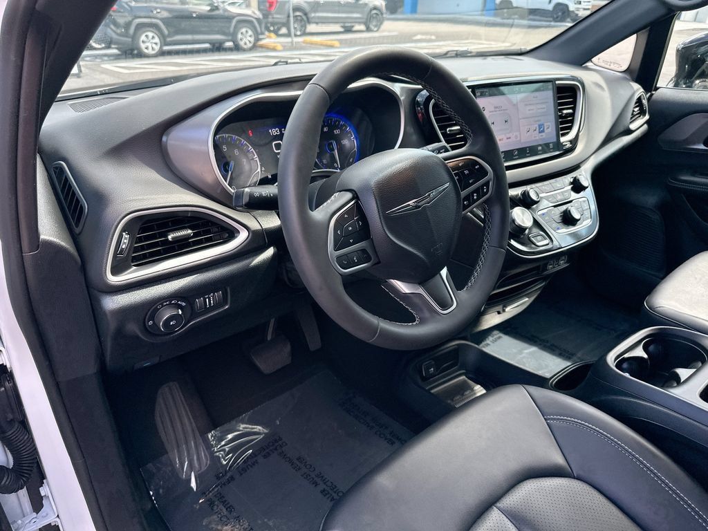 Used 2025 Chrysler Pacifica Select FWD image 9