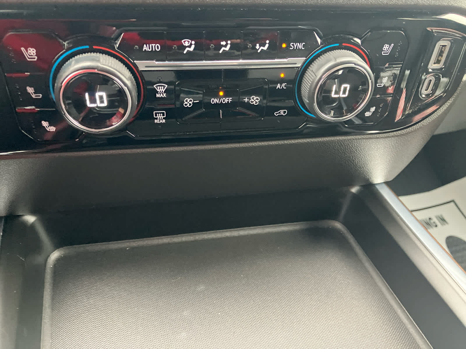 Used 2024 Chevrolet Silverado 2500 High Country w/ High Country Premium Package AWD/4WD image 31