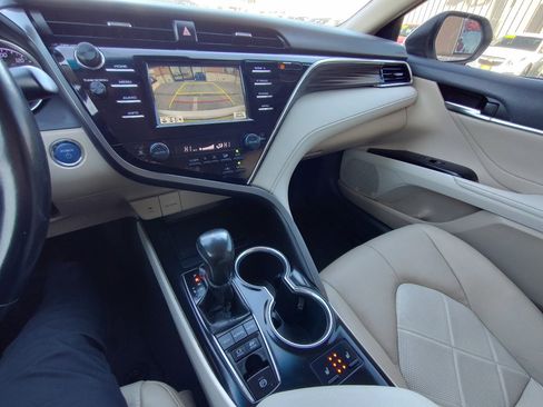 Used 2018 Toyota Camry XLE image 18