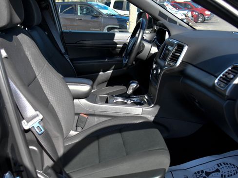 Used 2021 Jeep Grand Cherokee Laredo image 41