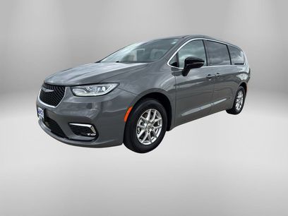 Used 2025 Chrysler Pacifica Select