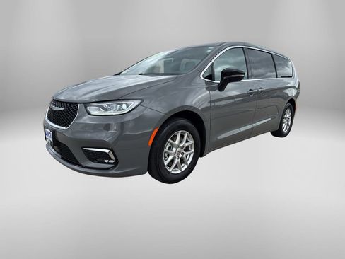 Used 2025 Chrysler Pacifica Select FWD image 1