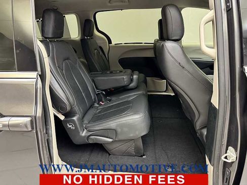 Used 2020 Chrysler Pacifica Touring-L FWD image 19