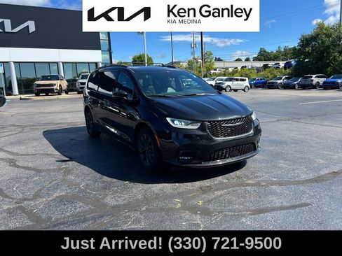 Used 2021 Chrysler Pacifica Touring-L w/ S Appearance Package FWD image 3