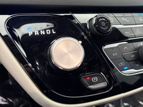 Used 2023 Chrysler Pacifica Touring-L FWD image 15