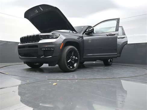 Used 2025 Jeep Grand Cherokee L Limited w/ Black Appearance Package image 37