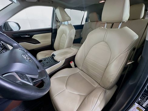 Used 2022 Toyota Highlander XLE image 13