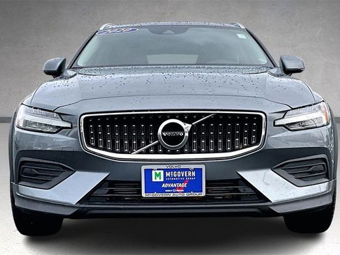 Used 2020 Volvo V60 T5 Cross Country image 2