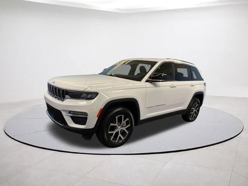 Certified 2025 Jeep Grand Cherokee Limited w/ Luxury Tech Group II AWD/4WD image 3