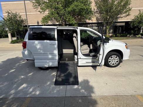 Used 2016 Dodge Grand Caravan SE w/ Quick Order Package 29E SE FWD image 1