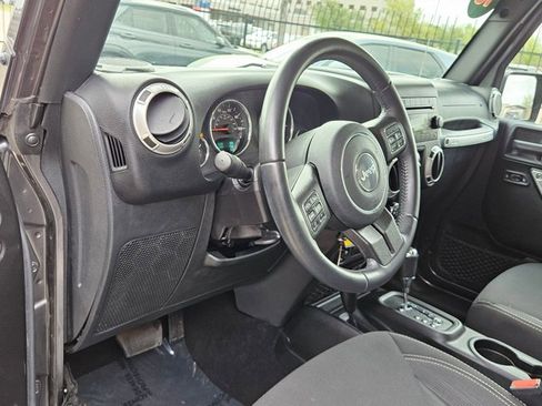 Used 2018 Jeep Wrangler Unlimited Sahara w/ Connectivity Group image 9