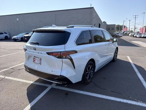 Used 2025 Toyota Sienna Platinum AWD/4WD image 6