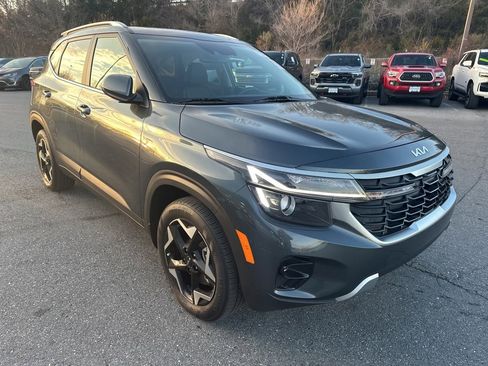 Used 2024 Kia Seltos EX image 3