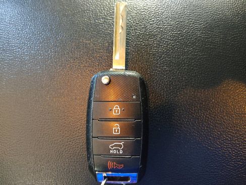 Used 2018 Kia Sorento LX image 32