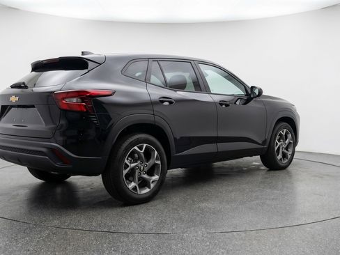 Used 2025 Chevrolet Trax LT w/ LT Convenience Package image 9