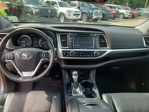 Certified 2019 Toyota Highlander Limited AWD/4WD image 17
