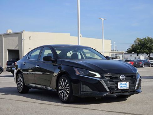 Used 2023 Nissan Altima 2.5 SV image 3