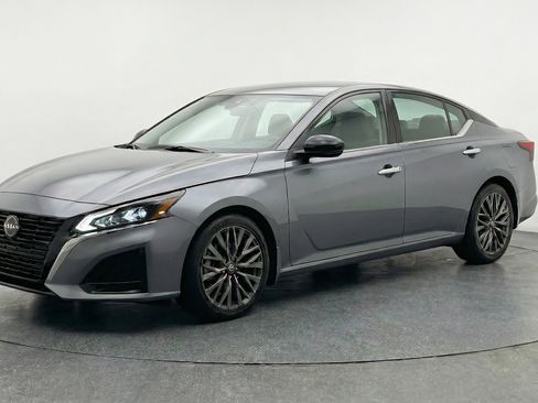 Used 2025 Nissan Altima 2.5 SV image 3