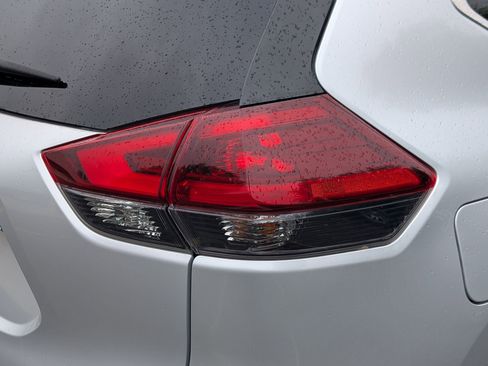 Used 2018 Nissan Rogue SV AWD/4WD image 11