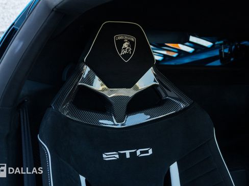 Used 2021 Lamborghini Huracan STO RWD image 41