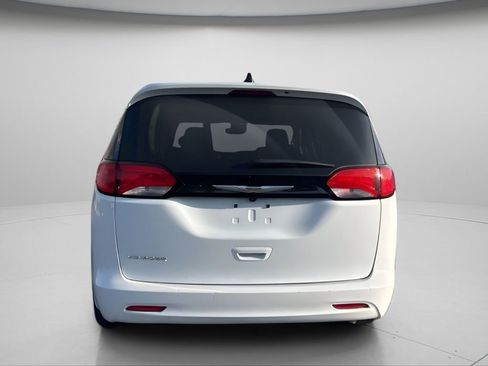 Used 2023 Chrysler Voyager LX image 5