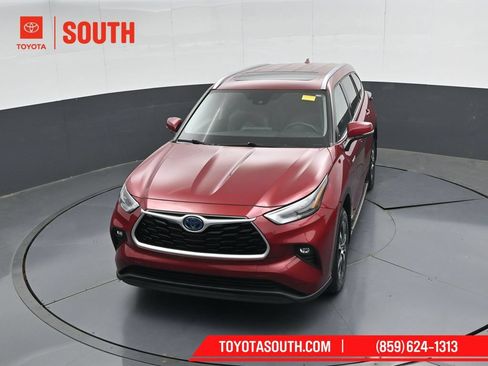 Used 2021 Toyota Highlander XLE AWD/4WD image 50