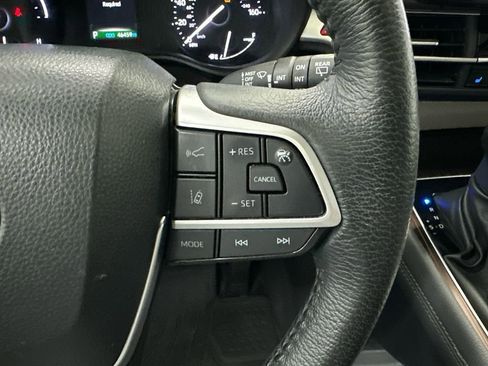 Used 2023 Toyota Sienna XLE image 28