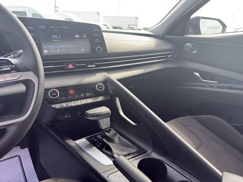 Used 2023 Hyundai Elantra SEL image 11