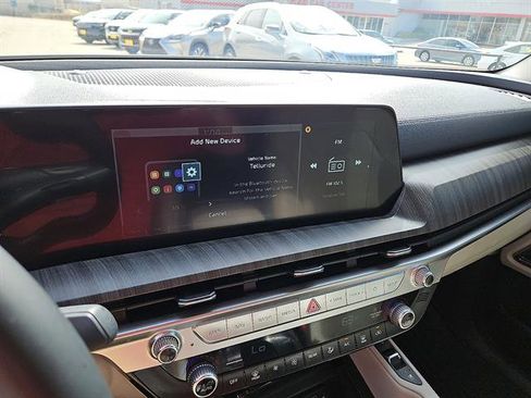 Used 2024 Kia Telluride EX w/ EX Captain's Chair Package image 18