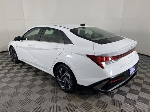 Used 2025 Hyundai Elantra SEL image 11