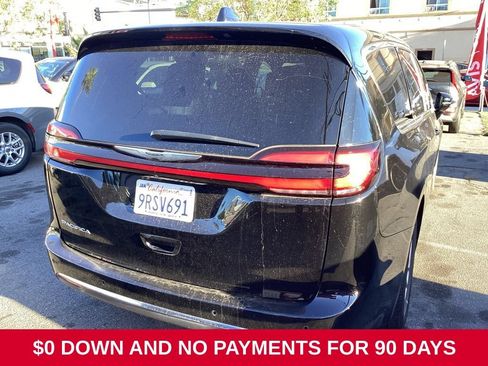 Used 2025 Chrysler Pacifica Select FWD image 5
