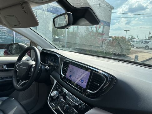 Used 2023 Chrysler Pacifica Touring-L FWD image 11