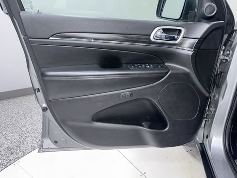 Used 2019 Jeep Grand Cherokee Limited AWD/4WD image 12