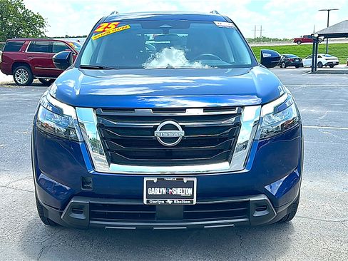 Used 2025 Nissan Pathfinder SV FWD image 11