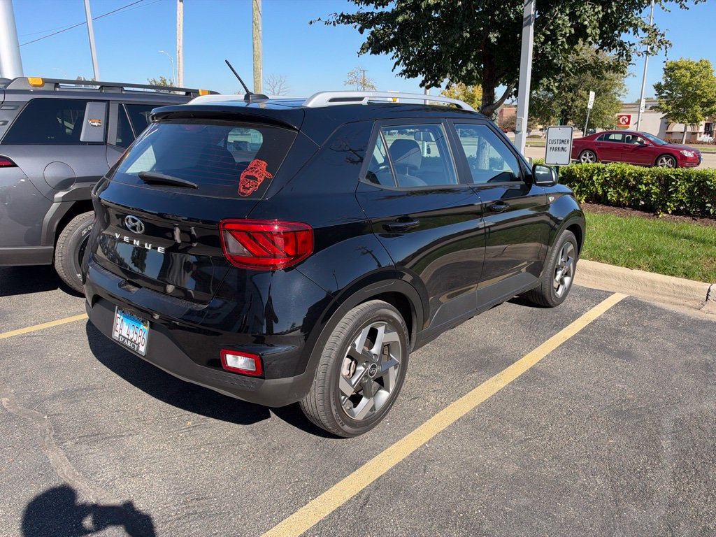 Used 2023 Hyundai Venue SEL FWD image 3