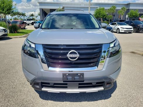 Used 2025 Nissan Pathfinder Platinum FWD image 6