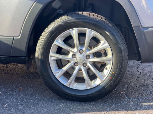 Used 2019 Jeep Cherokee Latitude w/ Popular Appearance Group image 23