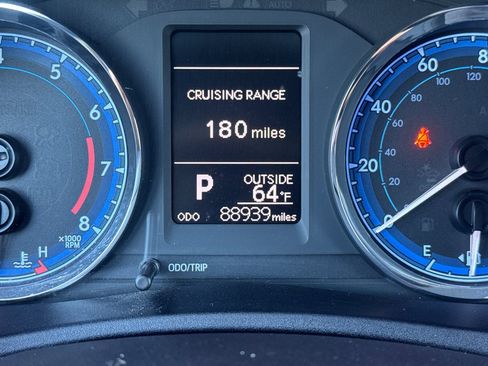 Used 2018 Toyota Corolla LE FWD image 19