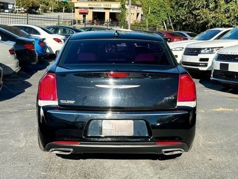 Used 2018 Chrysler 300 Limited image 8