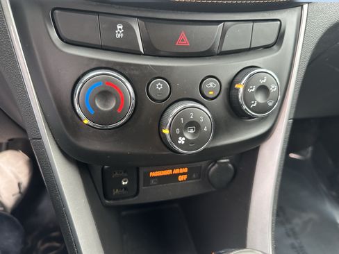 Used 2018 Chevrolet Trax LT w/ LT Convenience Package FWD image 14