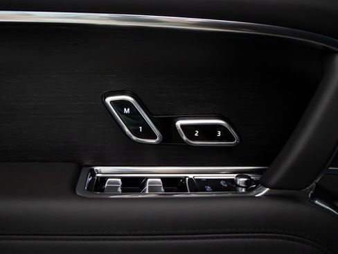 New 2025 Land Rover Range Rover Long Wheelbase SE image 14