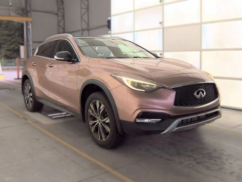 Used 2018 INFINITI QX30 Premium AWD/4WD image 2