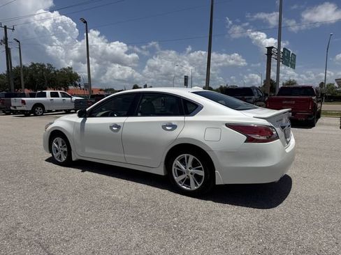 Used 2014 Nissan Altima 2.5 SL w/ Moonroof Package FWD image 8