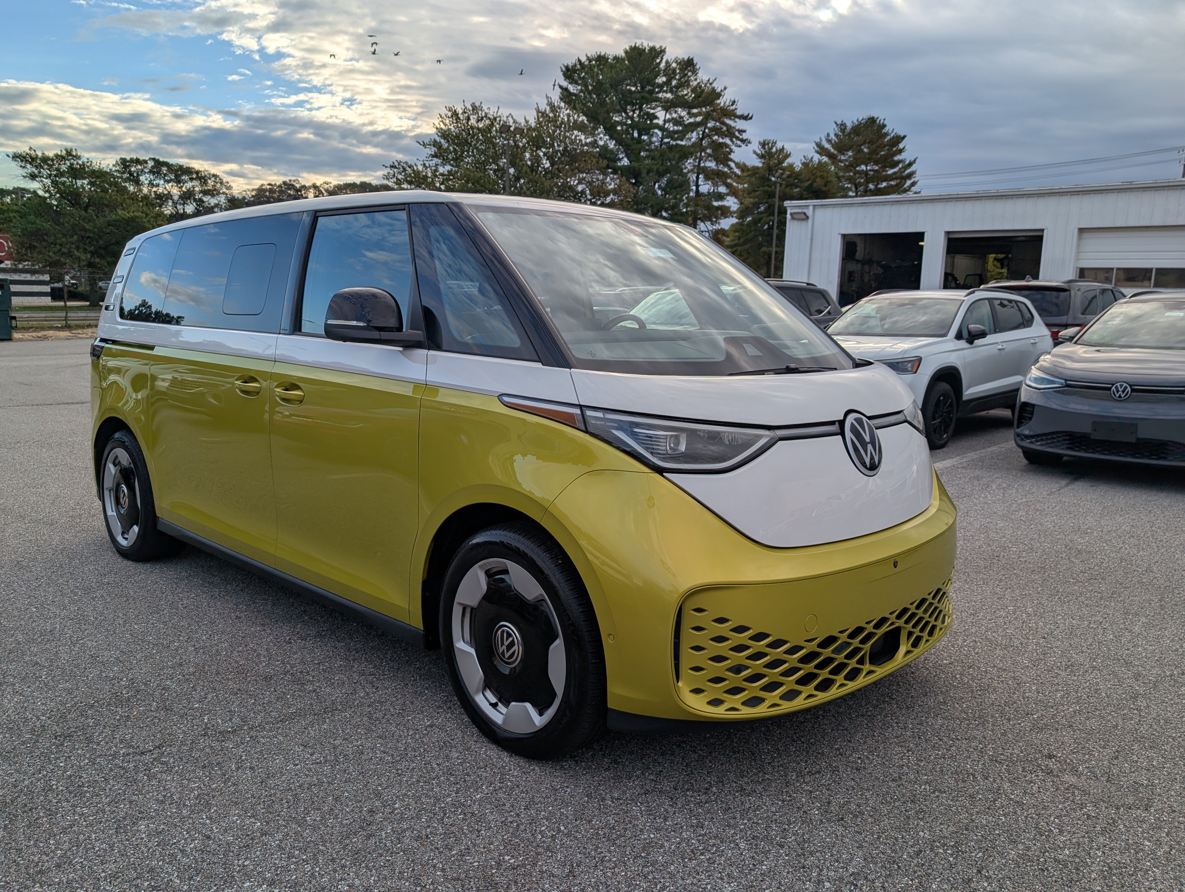 Used 2025 Volkswagen ID. Buzz Pro S Plus RWD image 2