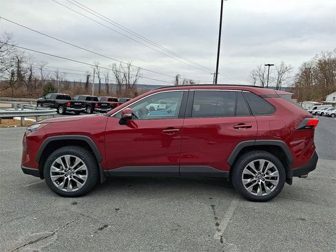 Used 2022 Toyota RAV4 XLE Premium image 7