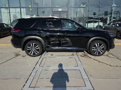 Used 2025 Nissan Pathfinder Platinum w/ Cargo Package AWD/4WD image 3