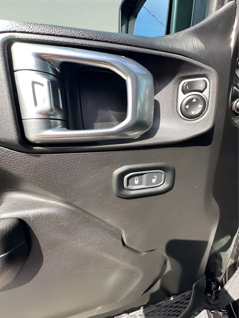 Used 2024 Jeep Wrangler Unlimited AWD/4WD image 13