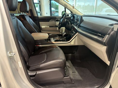 Used 2023 Kia Carnival LX FWD image 22